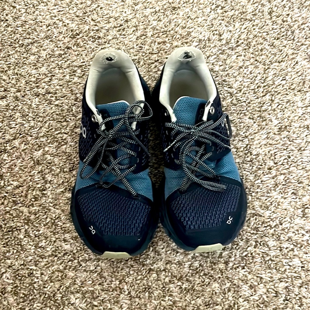On Clouds Women Size 8 (damaged)